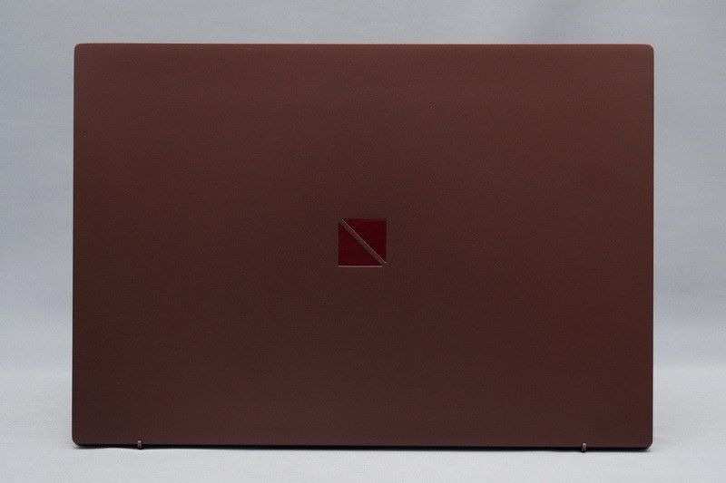 天板。フラットかつLAVIEロゴがなくなったことで非常にシンプルだ