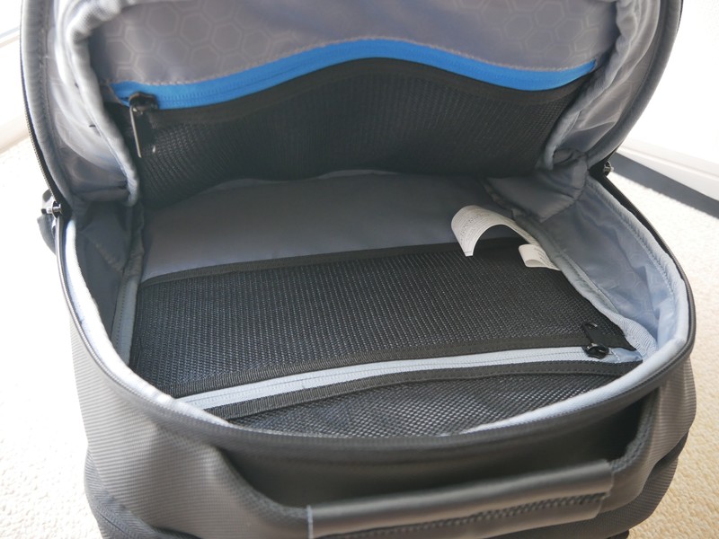 バックパックの収納スペース。カメラやレンズなどのほか、書類なども入れられる