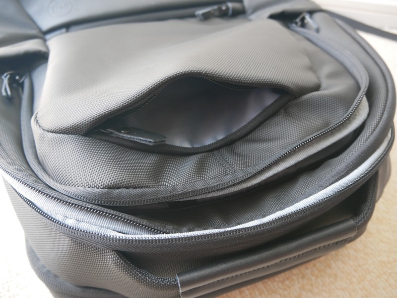 小型のポケット。取材用のICレコーダなどを入れてみた。出し入れしやすい