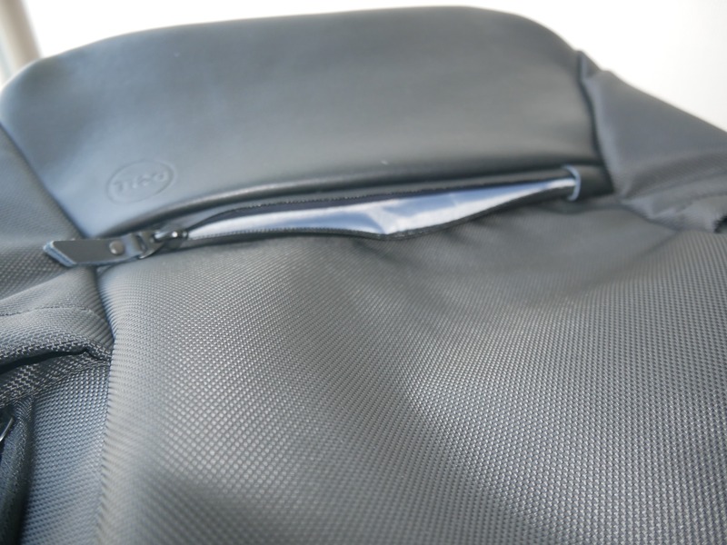 レザーを使った部分にもポケットがある