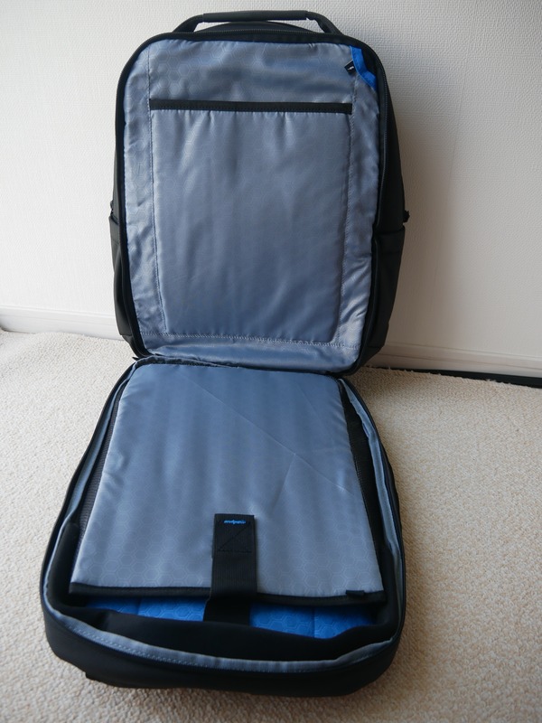 ノートPCを収納できる部分は全開できるになっている。手前側がノートPCの収納部