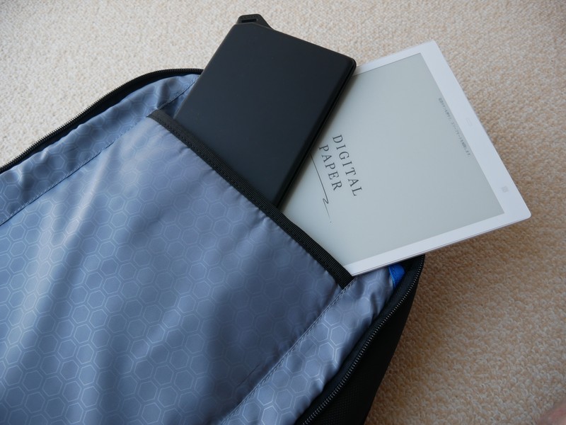 タブレット側の収納部には、ポメラとクアデルノを収納