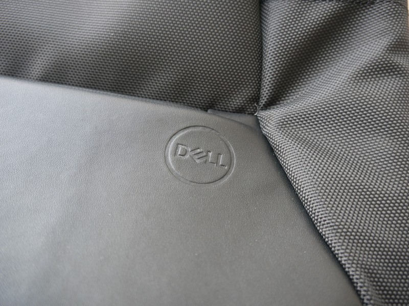 レザー部にはDELLのロゴが入る
