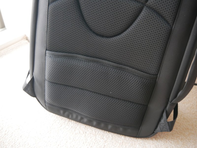 キャリーバックに据え付けが可能なトロリーストラップもある