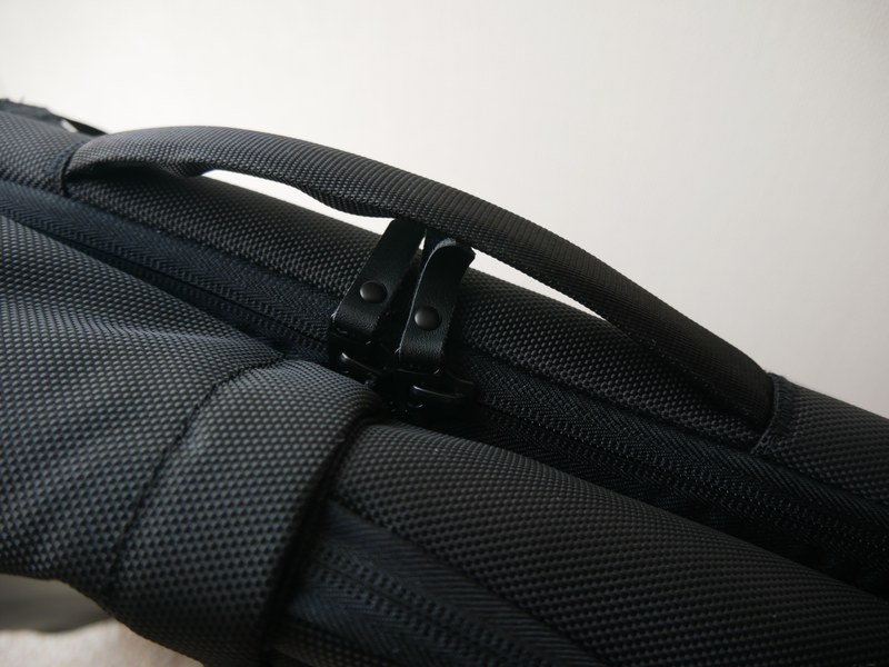 手に持って移動するためのレザークッション仕様の上部キャリーハンドル