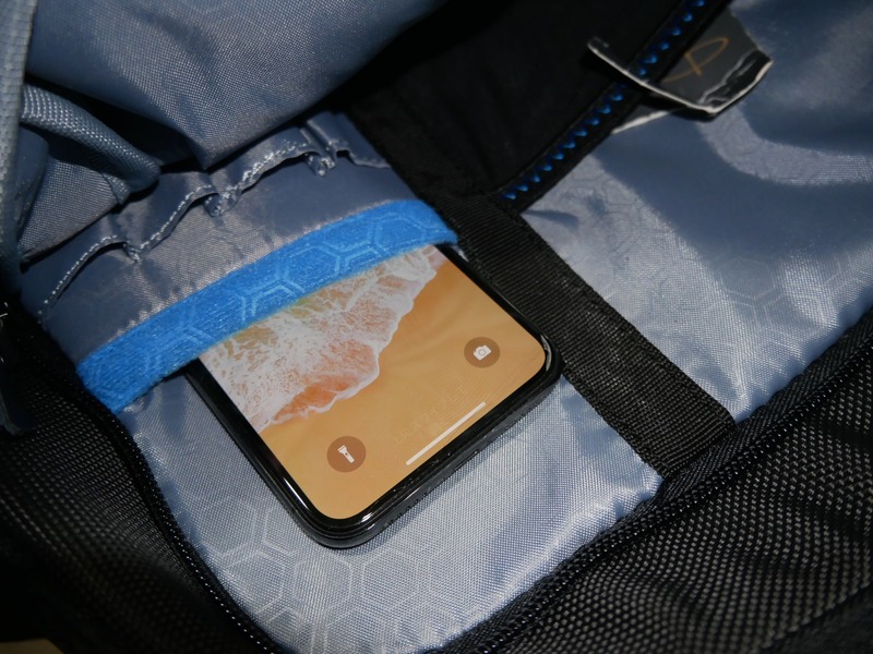 iPhoneを収納。クッションがスマートフォンを保護してくれる