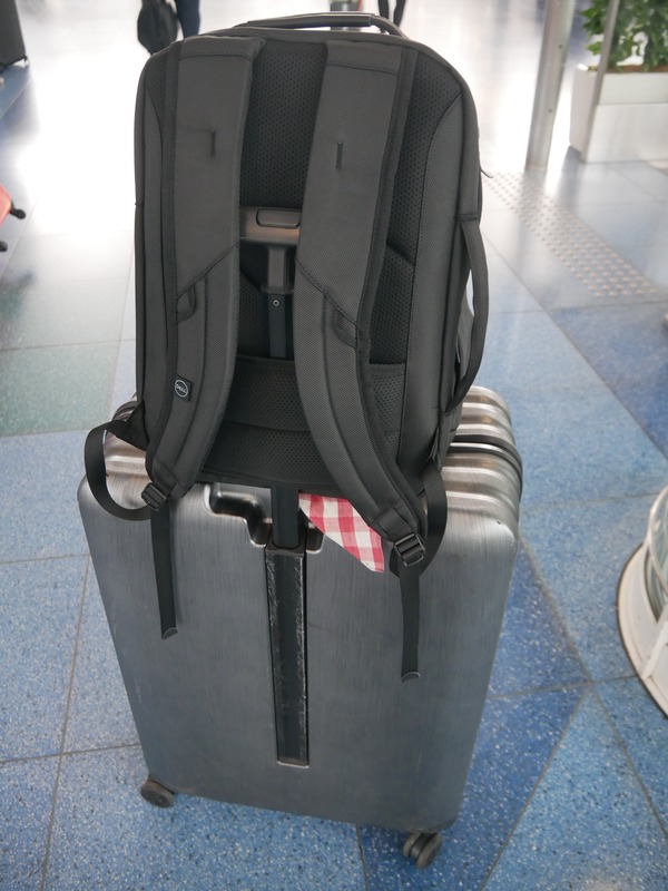 こんなかたちでキャリーバックに取り付けられる