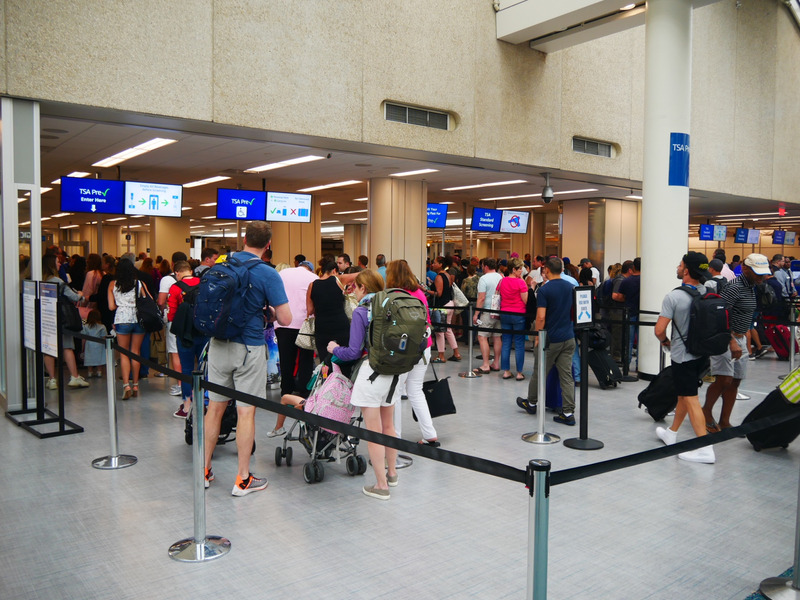 オーランド国際空港は、ディズニーランドやユニバーサルスタジオもあり、家族連れが多い