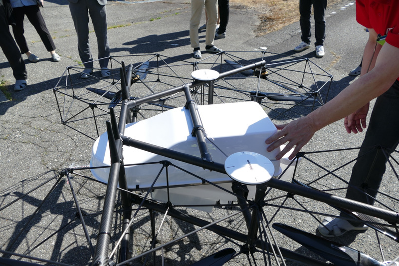 上の丸い部分はRTKモジュール。