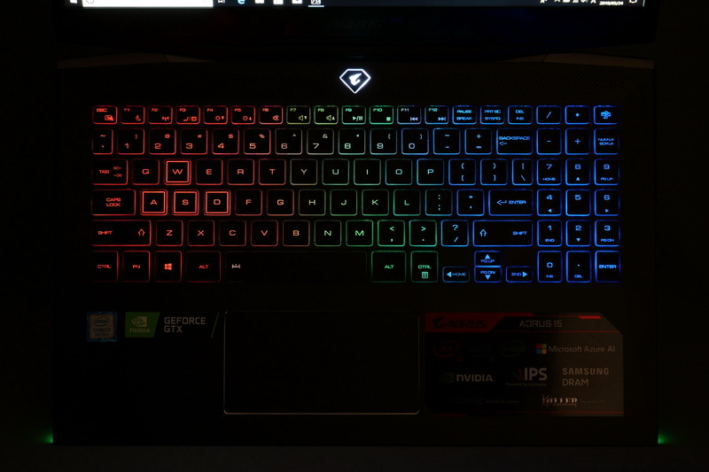 ただ、キーボードはフルカラーバックライトを搭載しており、鮮やかに輝く姿はゲーミングPCらしい印象だ