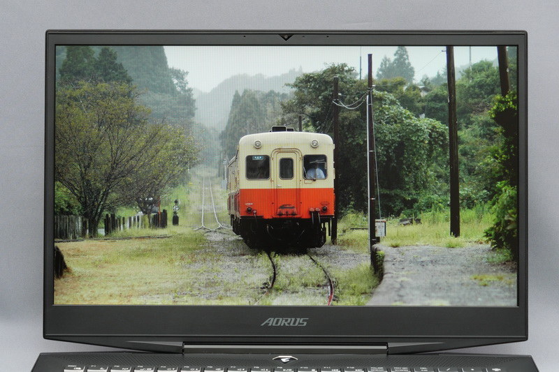 ディスプレイは非光沢処理となっており、外光の映り込みは気にならない。発色も申し分なく、ゲーム以外の用途にも十分対応できる