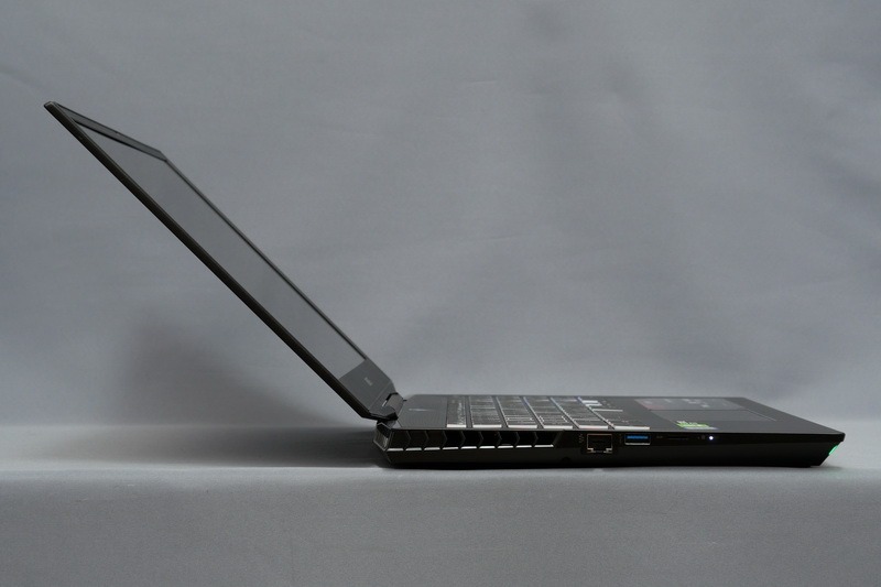 ディスプレイは135度ほどまで開く