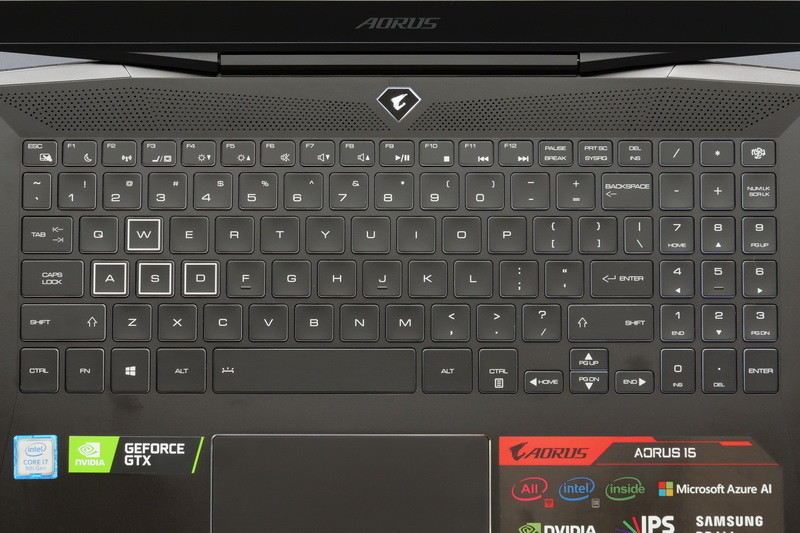 配列は英語で、メカニカルキーではない。右にテンキーも搭載する。80キーの同時押下に対応するNキーロールオーバー、100%アンチゴーストに対応