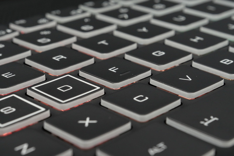 キーストロークは実測で1.5mmほど。クリック感もしっかりとしており打鍵感は良好。キートップにわずかなへこみがあり、指へのなじみもよい