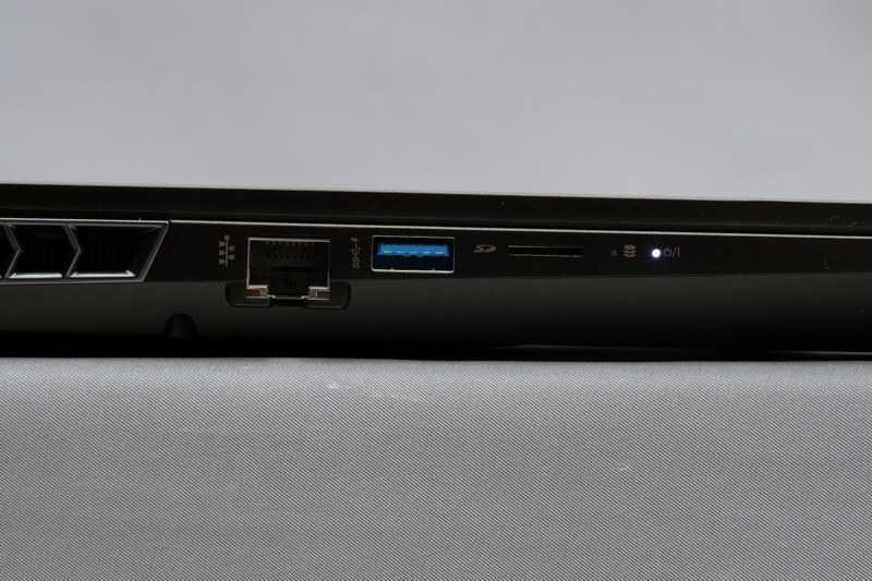 左側面にGigabit Ethernetポート、USB 3.0、microSDカードスロットを用意