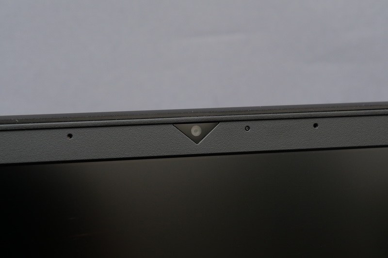 ディスプレイ上部にはHD Webカメラを搭載