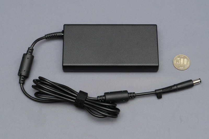 出力180Wの大型ACアダプタが付属する