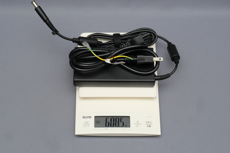 ACアダプタの重量は、付属電源ケーブル込みで実測608.5gだった