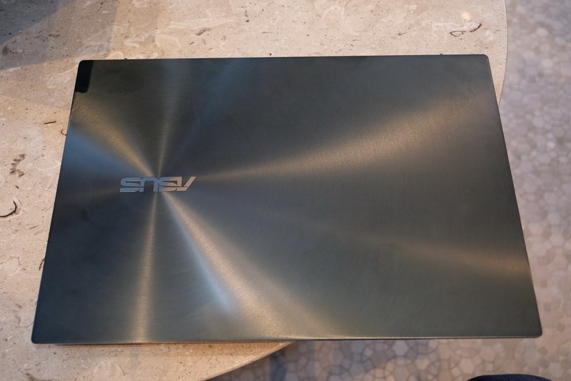 天板。筐体はアルミニウム合金を採用