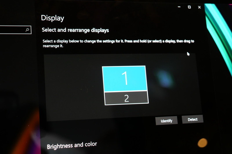 このように、2つのディスプレイが上下にならんだデュアルディスプレイとして認識されている