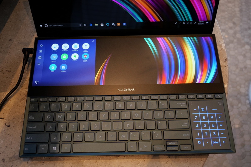 キーボードはアイソレーションタイプで、手前にパームレストはない。キーボード右のタッチパッドはテンキーとしても利用可能な「NumberPad」