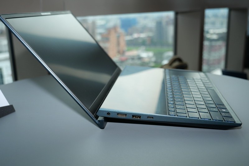 こちらもリフトアップヒンジを採用