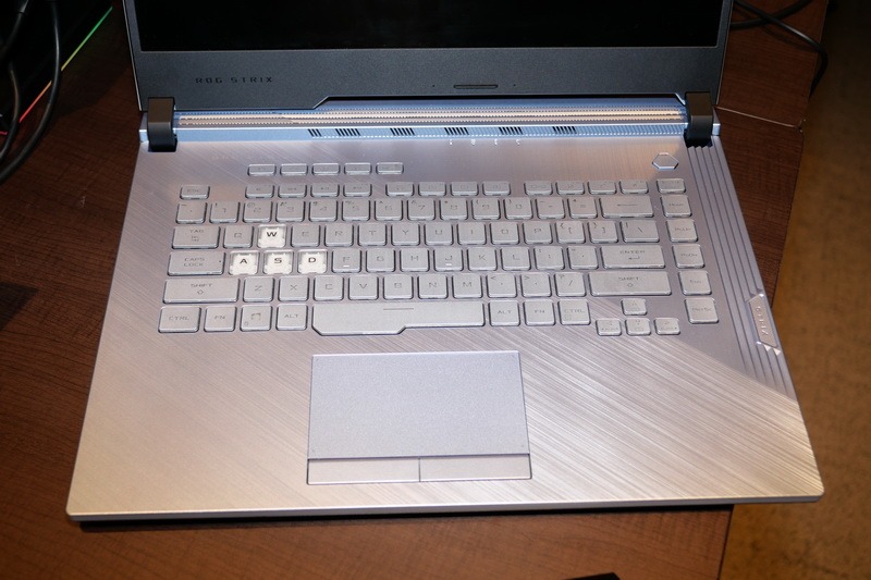 シルバー筐体で側面に特徴的なラインの装飾が施され、一部のキー形状なども独特なものとなっている