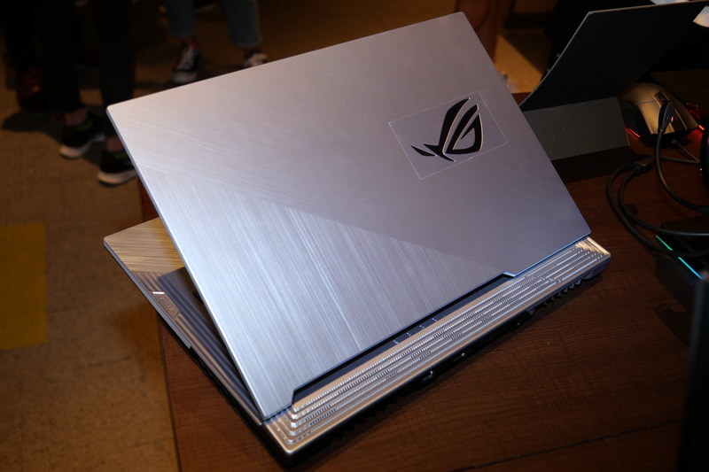 天板もシルバーで、通常のROGシリーズとは一線を画す存在感がある