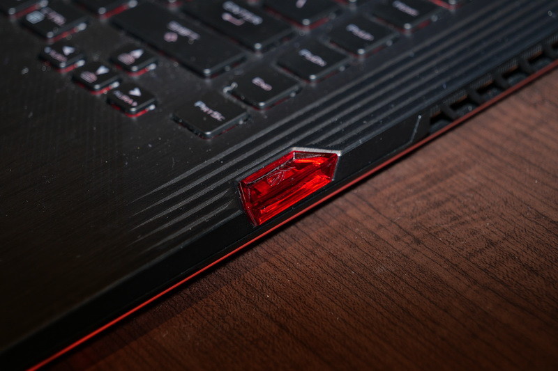 ROG Keystoneは、本体右側面に取り付けられている