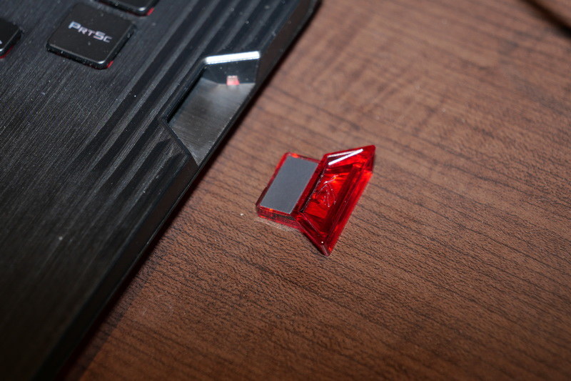 ROG Keystoneはマグネットで簡単に着脱でき、パーソナルセッティングをセキュアに保存する