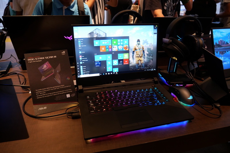 CPUにCore i9、dGPUにGeForce RTX 2070を採用する、ROG Strix Scar III。ディスプレイはリフレッシュレート最大240Hzに対応。キーボードや底面にフルカラーRGBイルミネーションを備える