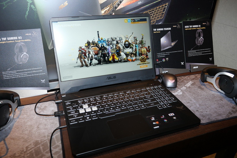こちらは、15型液晶搭載のTUF Gaming FX505DU。CPUにRyzen 7 3750H、dGPUにGeForce GTX 1660 Tiと仕様は17型モデルとほぼ同等だ