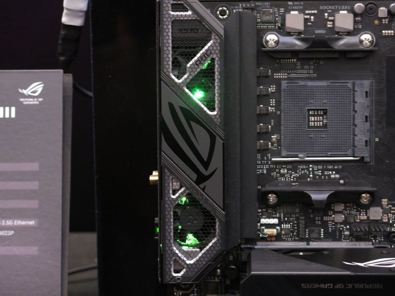 小型ながらファンを内蔵している