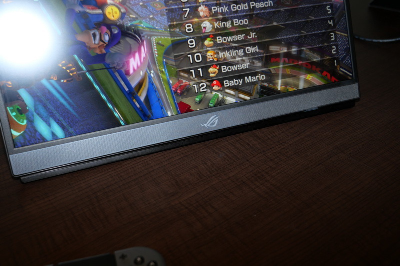 ディスプレイ下部にスピーカーを内蔵