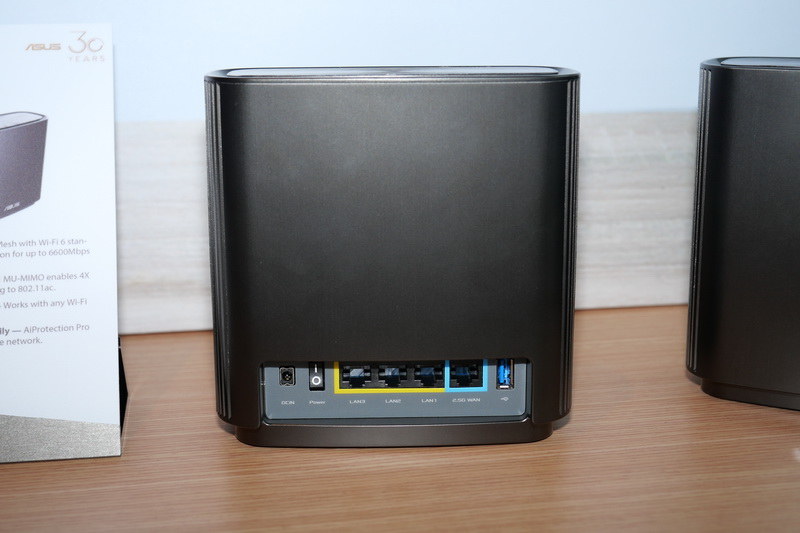 背面。こちらに電源やLAN、WANポートがある