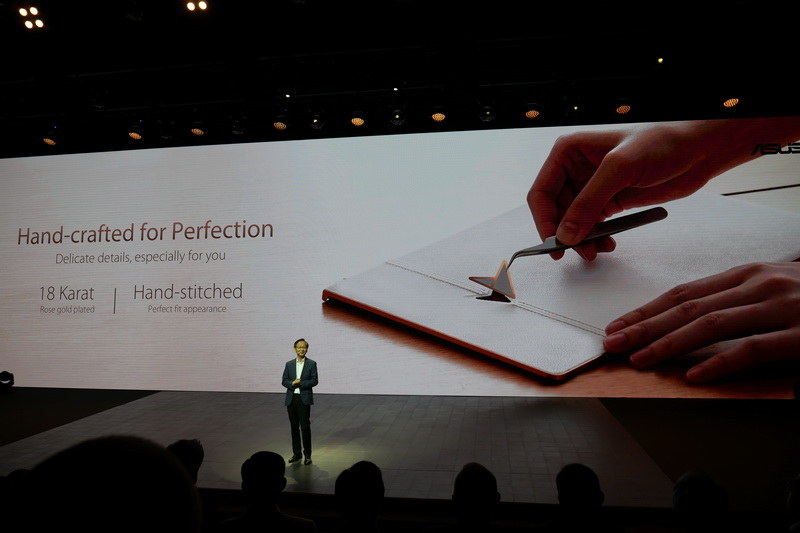 レザーは手縫いされ、18Kローズゴールドの30周年記念エンブレムが取り付けられる