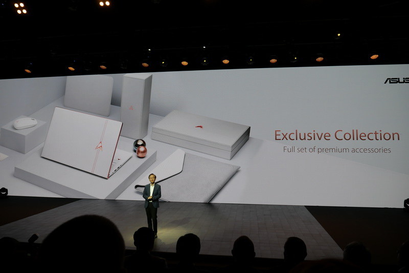 本体と同じパールホワイトのマウス、革製スリーブケースが同梱され、革の質感を再現した化粧箱で販売される