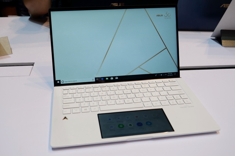 ZenBook Edition 30。ScreenPad 2.0搭載のZenBook最新モデルがベースとなっている