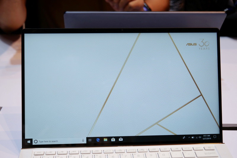 4辺狭額縁仕様の13.3型フルHD IPS液晶を搭載
