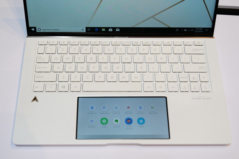 キーボードはアイソレーションタイプで、ディスプレイ一体型タッチパッド「ScreenPad 2.0」を搭載