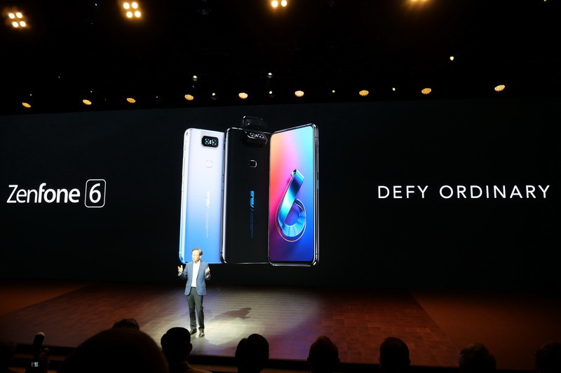 5月16日に発表された最新スマートフォン「ZenFone 6」にも30周年記念モデルを用意