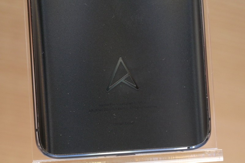 背面下部に30周年記念ロゴがあしらわれている