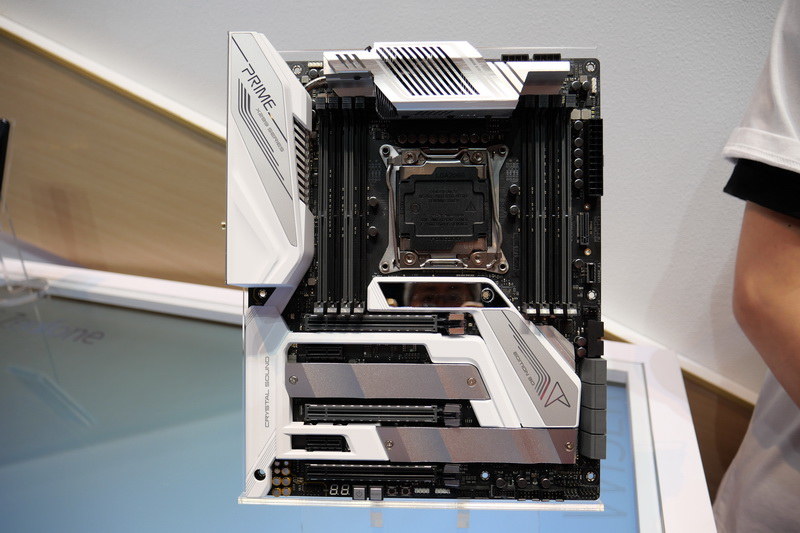 Intel X299マザーボードのハイエンドモデルとなる。I/Oパネルやヒートシンクカバーのホワイトが記念モデルらしさを醸し出している