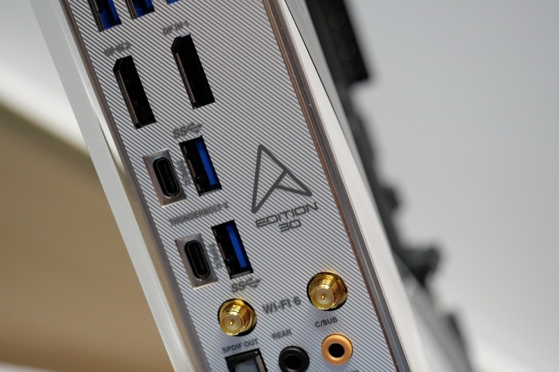 I/Oパネルに30周年記念ロゴがあしらわれている