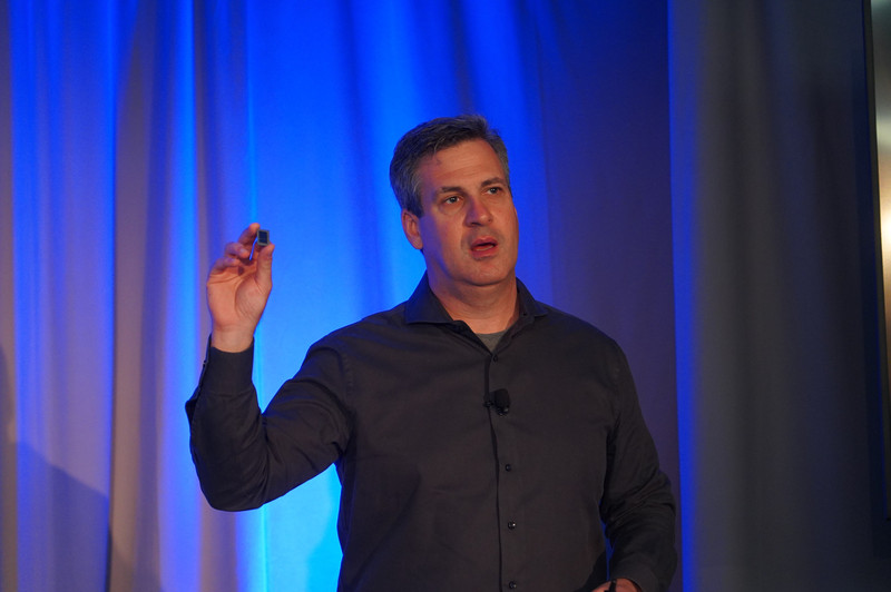 Yシリーズ向けのType4パッケージを手に持つIntel 副社長 兼 モビリティクライアントプラットフォーム 事業部 事業部長 クリス・ウォーカー氏