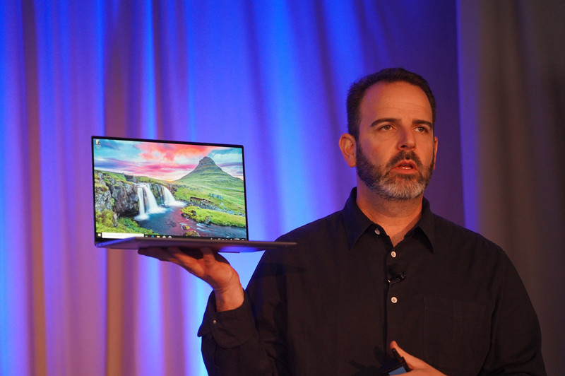 Intel 副社長 兼 クライアントコンピューティング事業本部 モバイルイノベーションセグメント事業部 事業部長 ジョッシュ・ニューマン氏が手にもっているのがProject Athenaに対応した第10世代Core搭載2in1型デバイスとなるDell XPS 13 2-in-1の次世代機