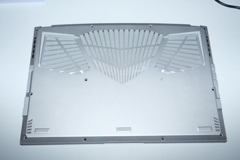 天板のAEROロゴはLEDイルミネーション内蔵