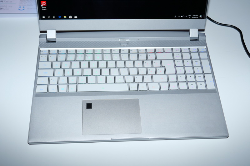 キーボードはフルカラーPer Keyバックライト内蔵