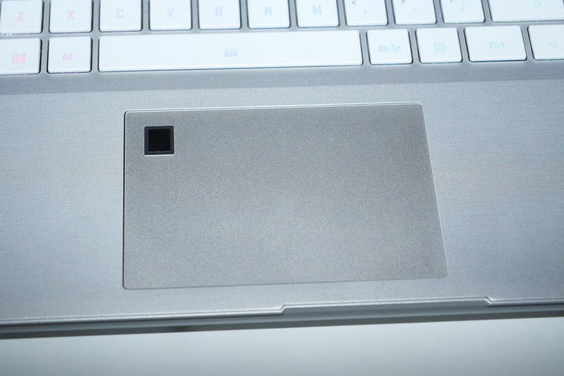 タッチパッドに指紋認証センサーを搭載