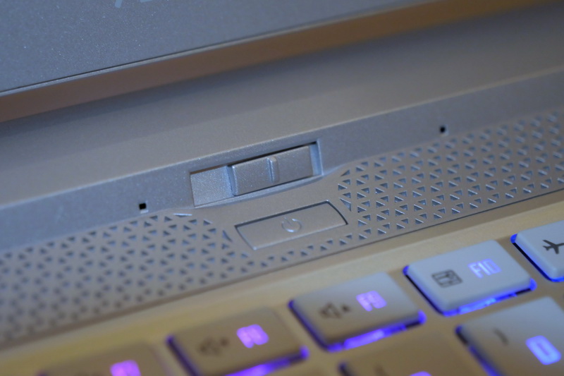 Webカメラは物理シャッターで遮ることが可能